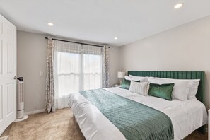 4 chambres, bureau, fer et planche à repasser, lit parapluie