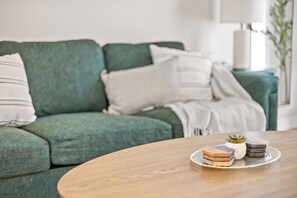 TV connectée, cheminée, chaîne hi-fi