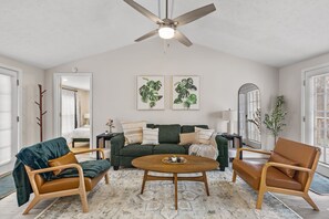 TV connectée, cheminée, chaîne hi-fi