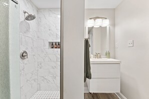 Douche, sèche-cheveux, serviettes fournies, savon
