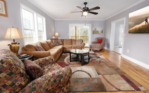 Smart TV, video games, table football - Hot Tub Soaks Under the Stars, Firepit S'mores & Secluded Mountain Vibes - A Country Retreat (Gatlinburg)