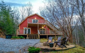 Exterior - Hot Tub Soaks Under the Stars, Firepit S'mores & Secluded Mountain Vibes - A Country Retreat (Gatlinburg)