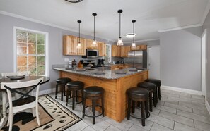 Fridge, microwave, oven, stovetop - Hot Tub Soaks Under the Stars, Firepit S'mores & Secluded Mountain Vibes - A Country Retreat (Gatlinburg)