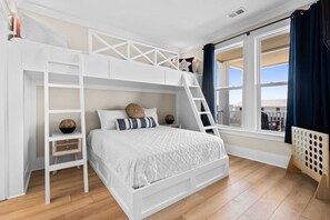 5 slaapkamers, een bureau, een strijkplank/strijkijzer, reisbedje