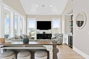 テレビ、卓球台、ステレオ