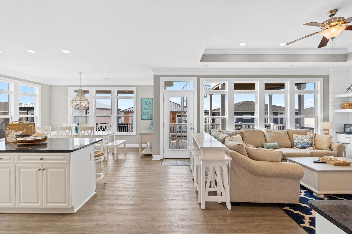 Älytelevisio, pöytätennispöytä, kirjoja