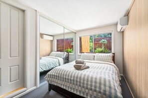 1 habitación, caja de seguridad en la habitación y escritorio 