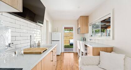 Romantic Garden View Apartment with Ocean Views @ Stanwell Tops