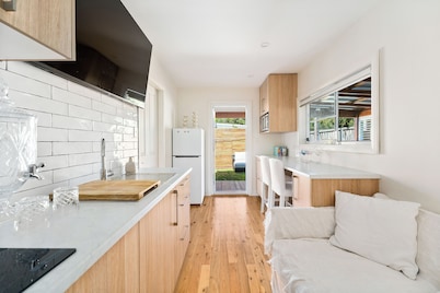 Romantic Garden View Apartment with Ocean Views @ Stanwell Tops