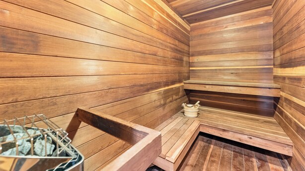 A sauna with wooden walls and benches. - Rr49b3 (Breckenridge)
