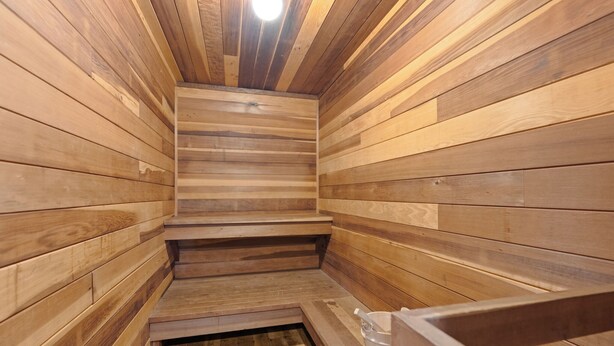 Eine Sauna mit Holzwänden und Bänken.