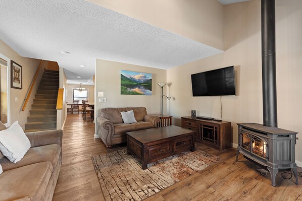 A living room with a fireplace, a sofa, a coffee table, and a TV. - Rr41b3 (Breckenridge)