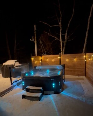 Outdoor spa tub - Chalet with SPA – Mont Grand-Fonds – Charlevoix (La Malbaie)