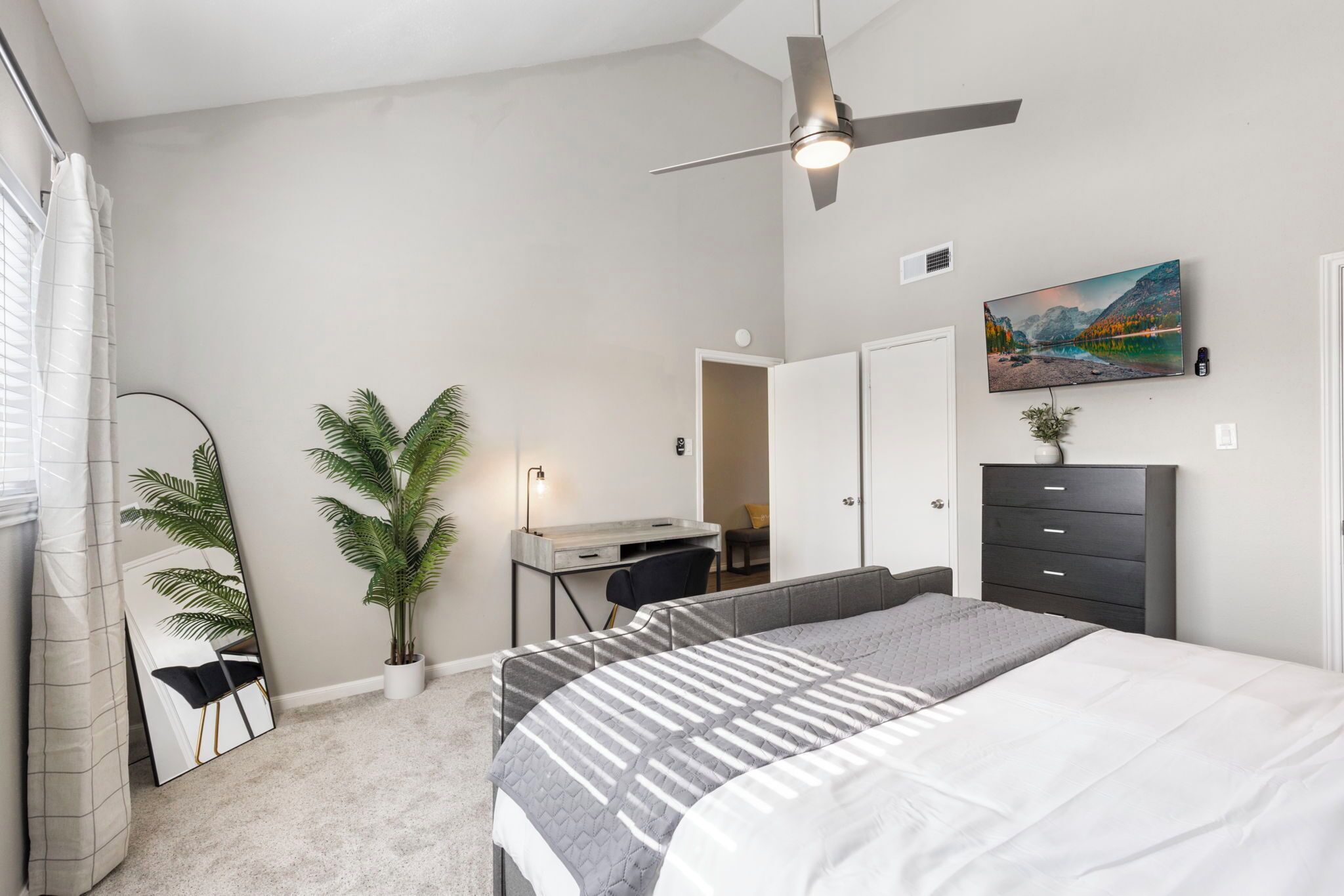 2 chambres, bureau, fer et planche à repasser, lit parapluie