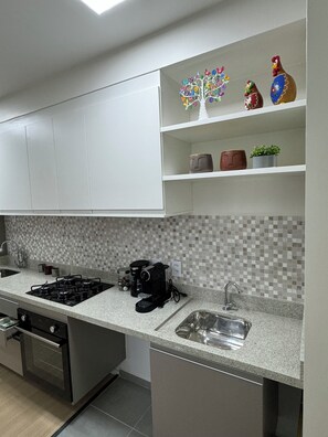 Geladeira, micro-ondas, fogão, cooktop