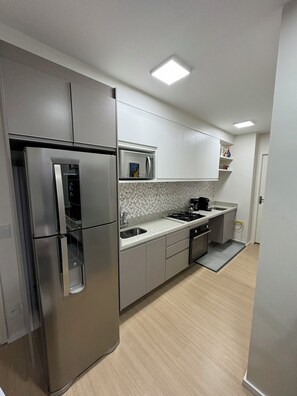 Réfrigérateur, micro-ondes, four, plaque de cuisson