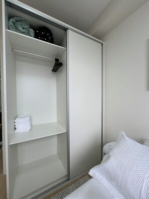 2 quartos, ferros/tábuas de passar roupa, Wi-Fi de cortesia