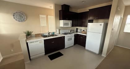 Relax in Style: Clean spacious Ventura studio for business or pleasure.