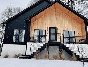 Exterior detail - Pet-Friendly Luxury Chalet – 3BR/2BA w/ Classic European Style (Birmingham)