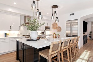 Réfrigérateur, four à micro-ondes, un four, surface de cuisson