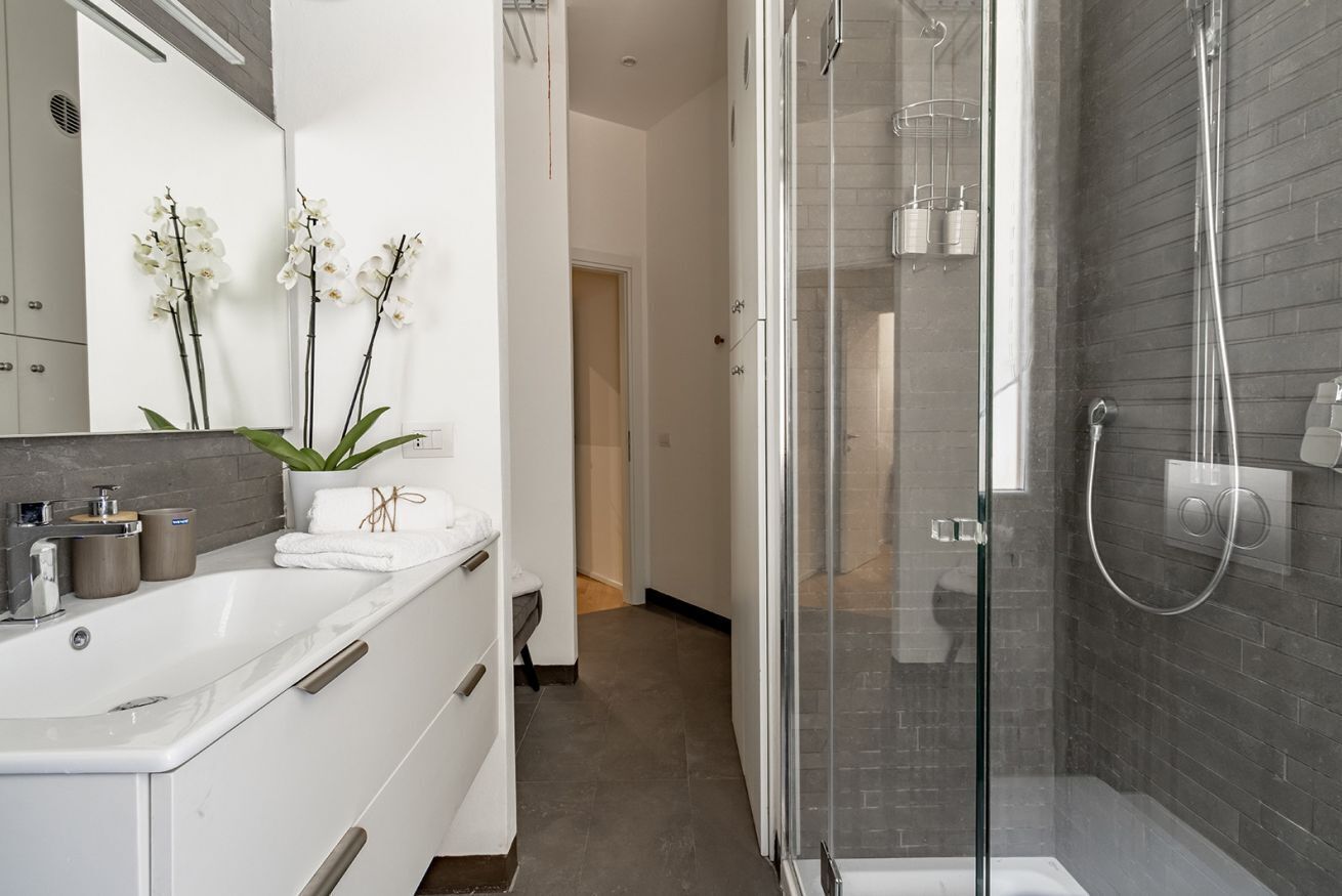 Een douche, een haardroger, een bidet, handdoeken