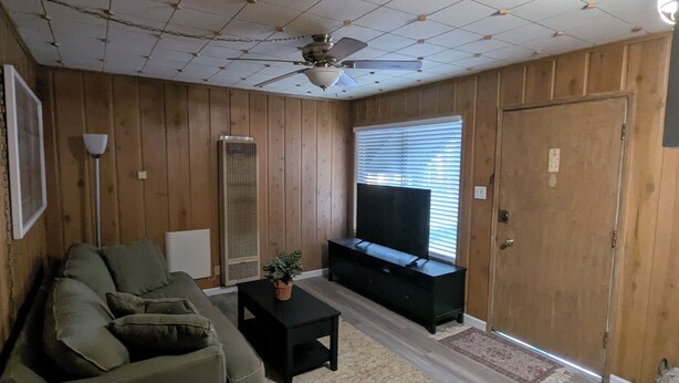 A living room with a sofa, a coffee table, a TV, and a ceiling fan. - Heavenly Gates (South Lake Tahoe)