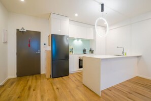 Fridge, microwave, oven, stovetop - 2 Bedrooms in Prime Location with Free Parking (Auckland)