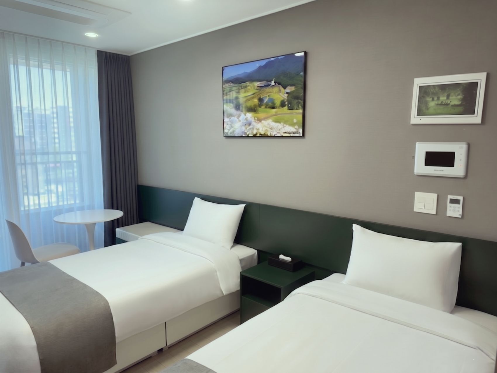 Habitación estándar con 2 camas individuales, vista a la ciudad | Wifi gratis y ropa de cama 