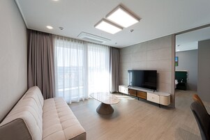 Junior Bella Suite | Living area | TV