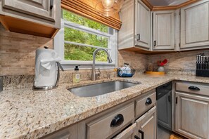 Fridge, microwave, oven, stovetop - Katie's Lakehouse, Beautiful views, Canoe & Kayak (Highlands)