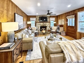 Smart-TV, peis, bøker og printere