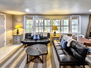 Smart-TV, peis, bøker og printere