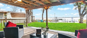 Granbury Lakefront home with boat Dock/Slip Kayaks Firepit Fishing