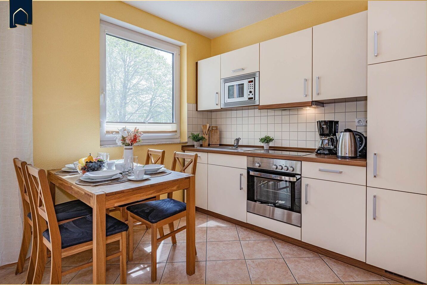 Een koelkast, een microgolfoven, een oven, een kookplaat