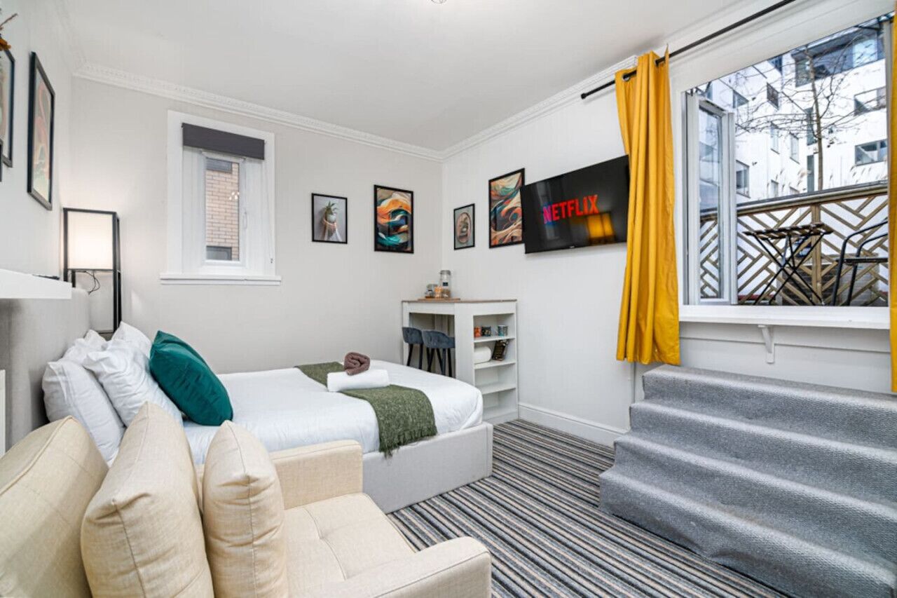 1 bedroom, desk, WiFi