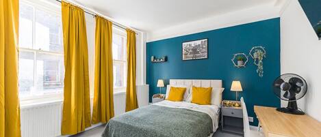 2 室のベッドルーム、デスク、WiFi