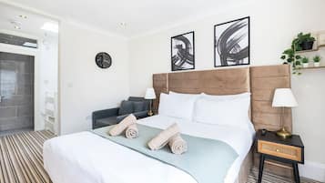 1 bedroom, desk, WiFi