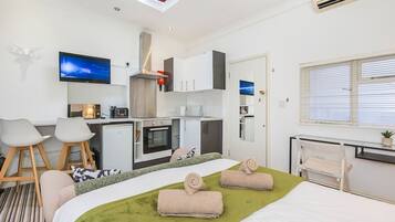 1 bedroom, desk, WiFi