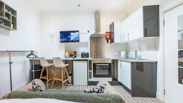 1 bedroom, desk, WiFi