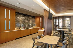 Free daily buffet breakfast - Springhill Suites By Marriott Fargo (Fargo)