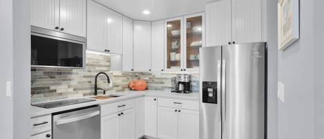 Réfrigérateur, micro-ondes, four, lave-vaisselle