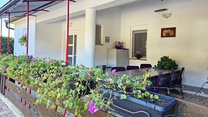 屋外ダイニングエリア