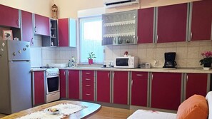 冷蔵庫、電子レンジ、オーブン、コーヒー / ティーメーカー