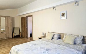 2 bedrooms, iron/ironing board, free WiFi, bed sheets