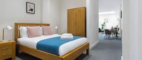 Cribs/infant beds