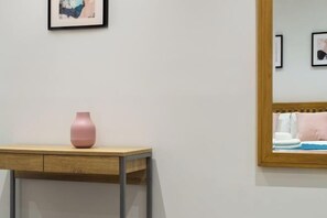 Cribs/infant beds