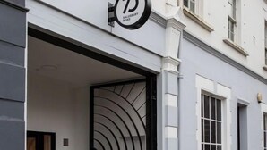 Entrada de un edificio con un letrero que dice "7 Salusbury Road".