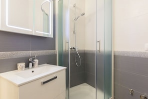 Shower, free toiletries, hair dryer, towels