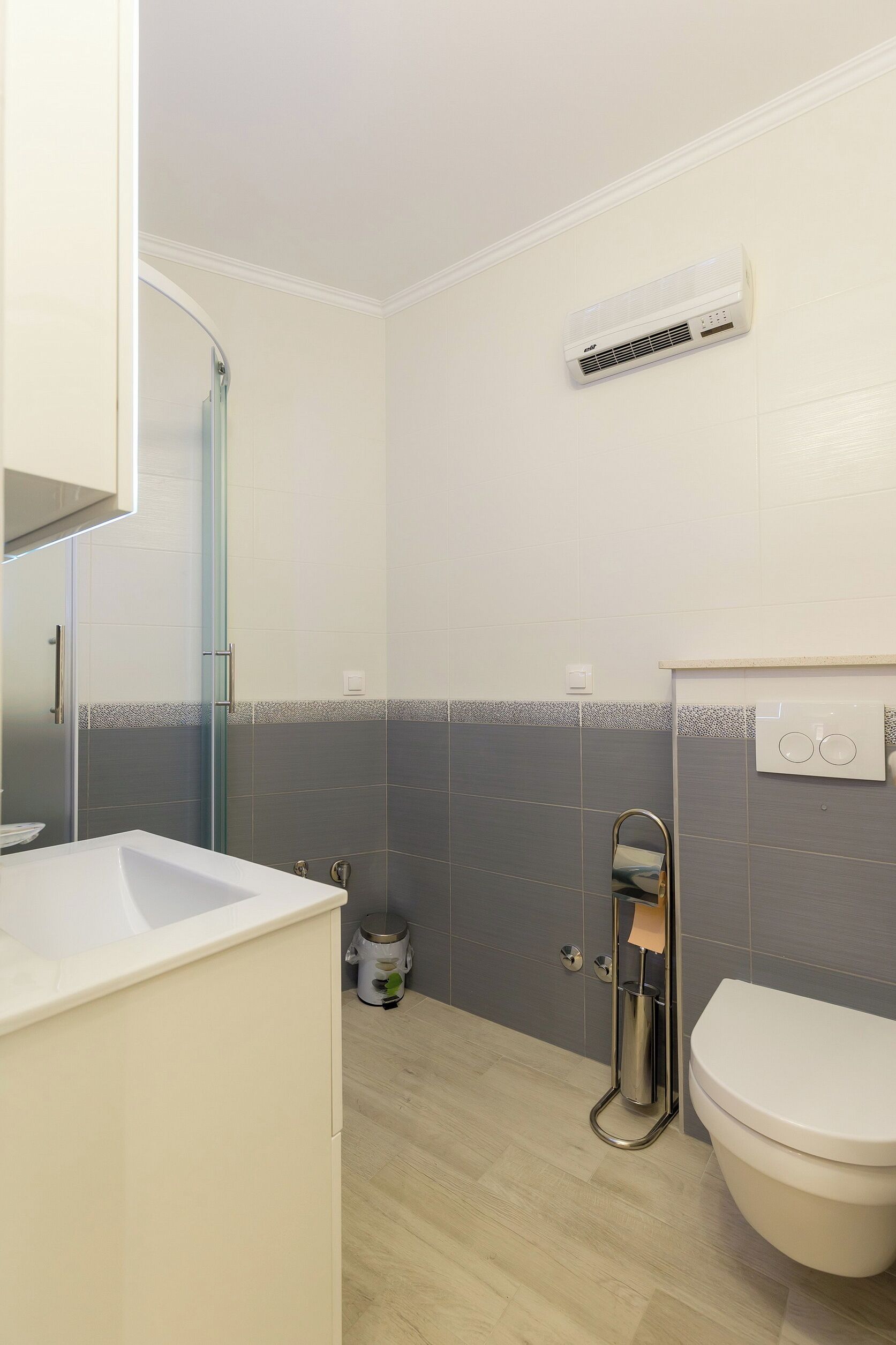 Dusche, kostenlose Toilettenartikel, Haartrockner, Handtücher