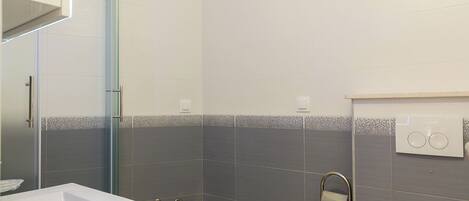 Dusche, kostenlose Toilettenartikel, Haartrockner, Handtücher